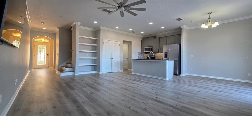 合同活跃: $2,700 (3 贝兹, 2 浴室, 1871 平方英尺)