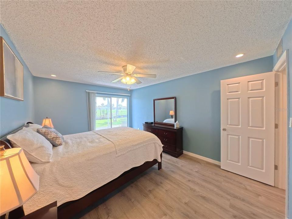 合同活跃: $78,000 (1 贝兹, 1 浴室, 725 平方英尺)