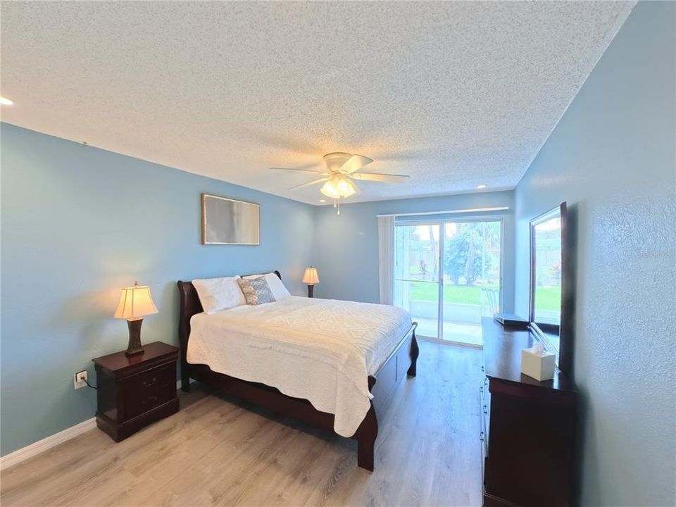 合同活跃: $78,000 (1 贝兹, 1 浴室, 725 平方英尺)