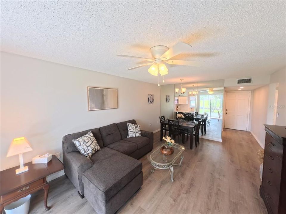 合同活跃: $78,000 (1 贝兹, 1 浴室, 725 平方英尺)