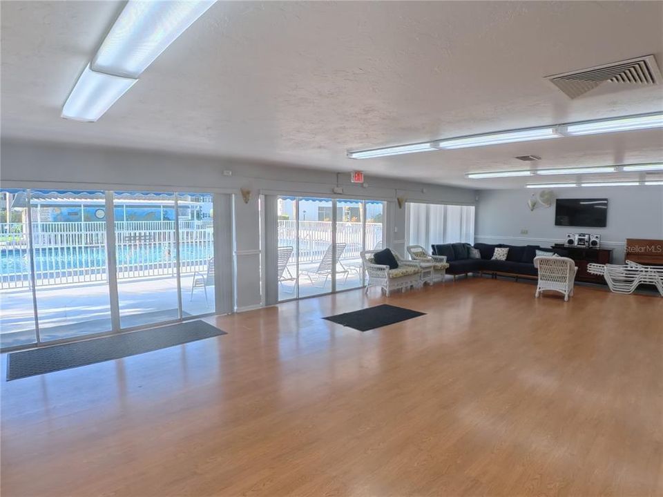 合同活跃: $78,000 (1 贝兹, 1 浴室, 725 平方英尺)