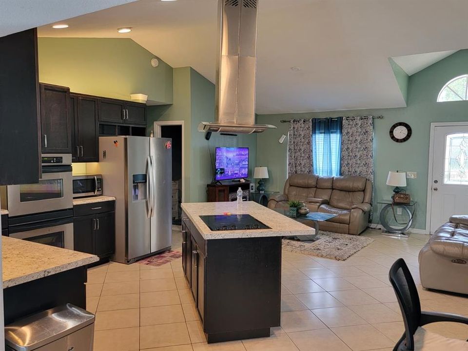 Под контрактом: $330,000 (3 спален, 2 ванн, 1351 Квадратных фут)