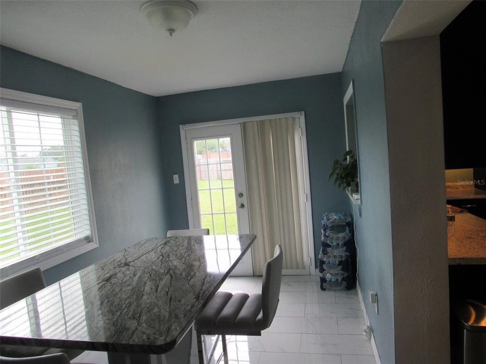 Под контрактом: $330,000 (3 спален, 2 ванн, 1351 Квадратных фут)