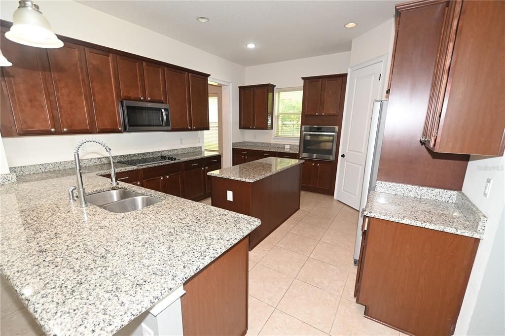 出租: $5,800 (6 贝兹, 4 浴室, 5742 平方英尺)