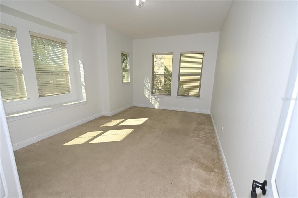 出租: $5,800 (6 贝兹, 4 浴室, 5742 平方英尺)