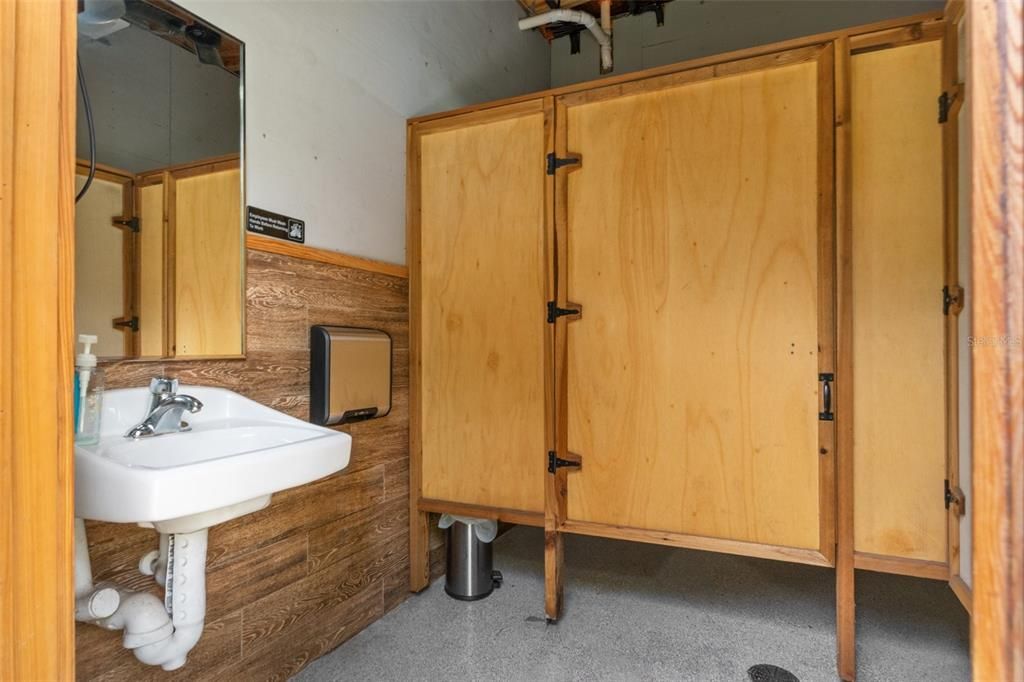 На продажу: $999,000 (36.50 acres)