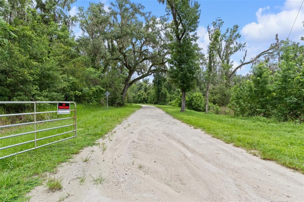 На продажу: $999,000 (36.50 acres)