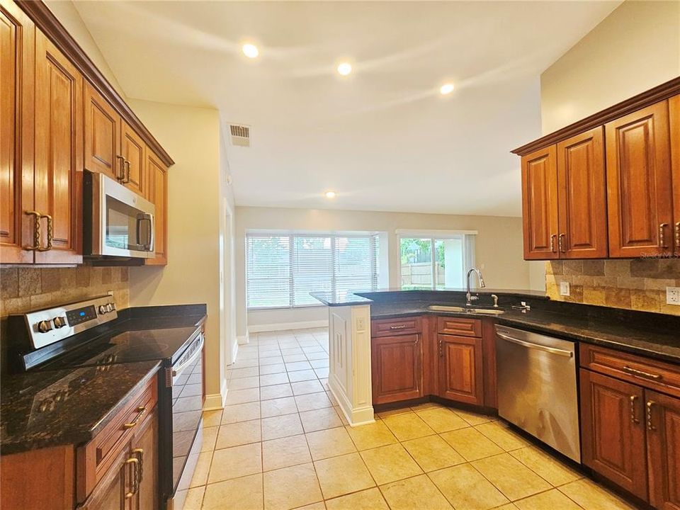 合同活跃: $2,795 (3 贝兹, 2 浴室, 1775 平方英尺)