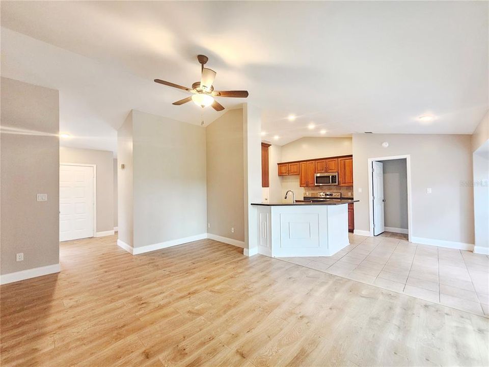 合同活跃: $2,795 (3 贝兹, 2 浴室, 1775 平方英尺)