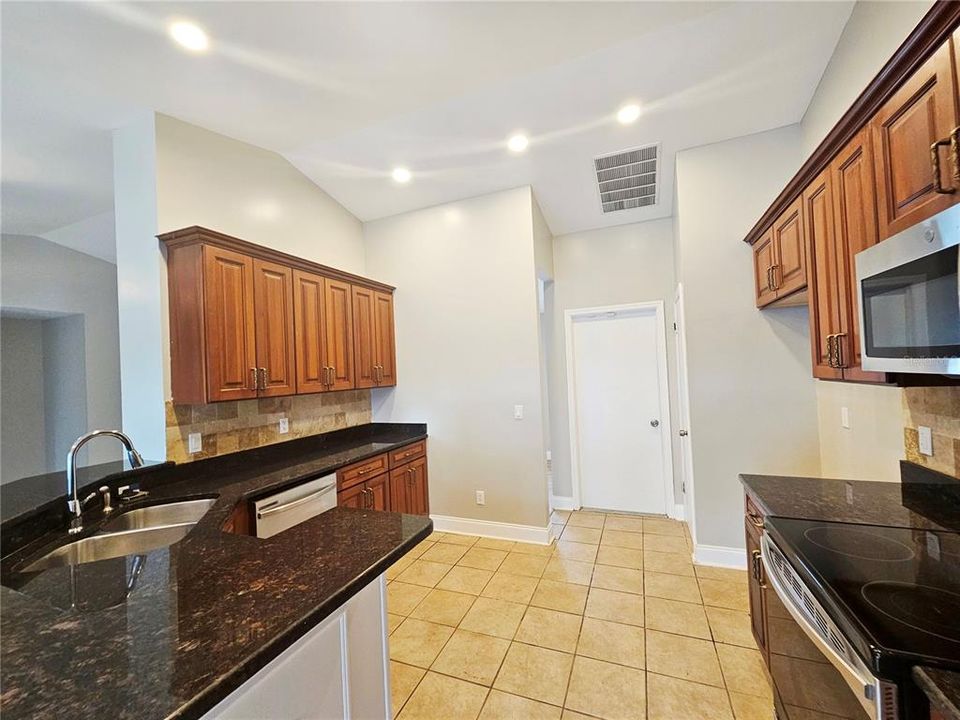 合同活跃: $2,795 (3 贝兹, 2 浴室, 1775 平方英尺)