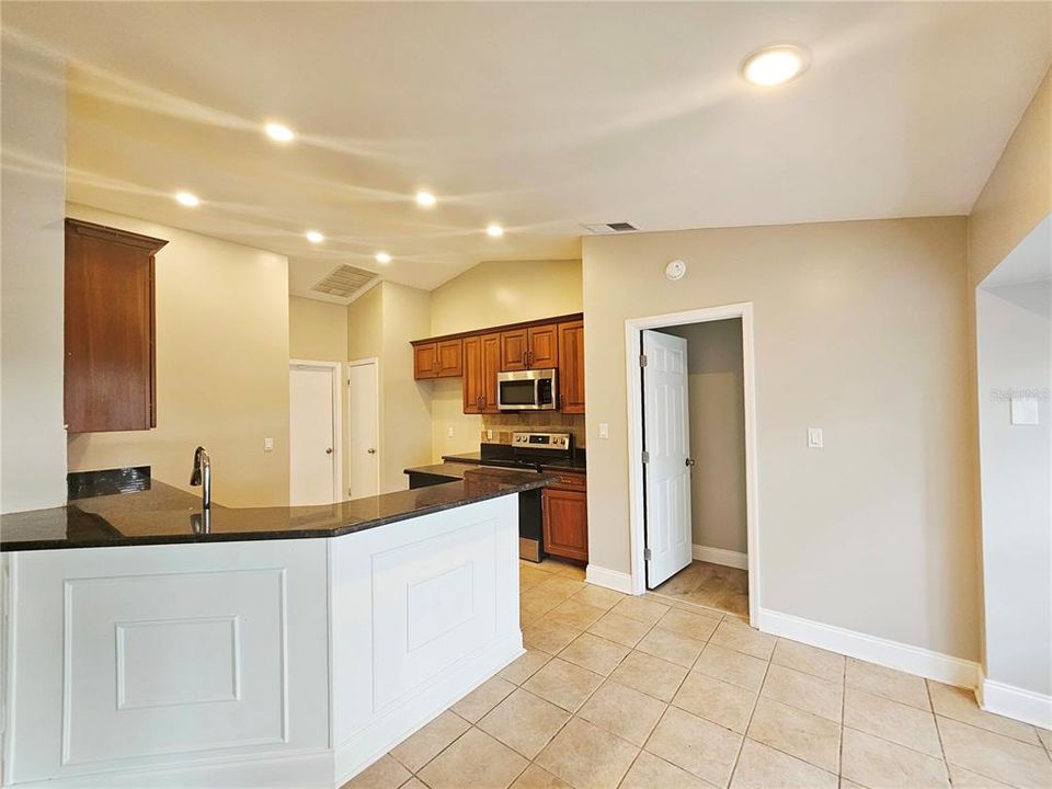 合同活跃: $2,795 (3 贝兹, 2 浴室, 1775 平方英尺)