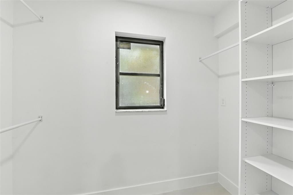 合同活跃: $559,000 (3 贝兹, 2 浴室, 1905 平方英尺)