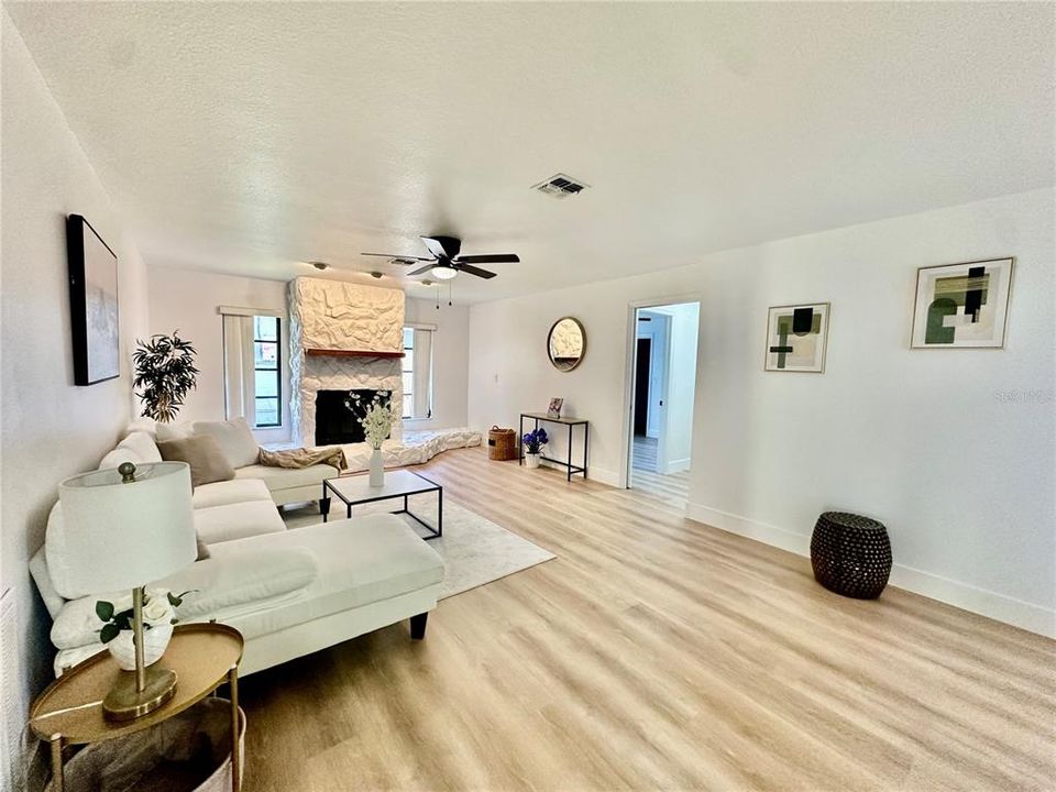 合同活跃: $559,000 (3 贝兹, 2 浴室, 1905 平方英尺)