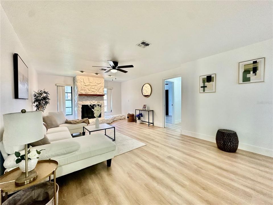 合同活跃: $559,000 (3 贝兹, 2 浴室, 1905 平方英尺)