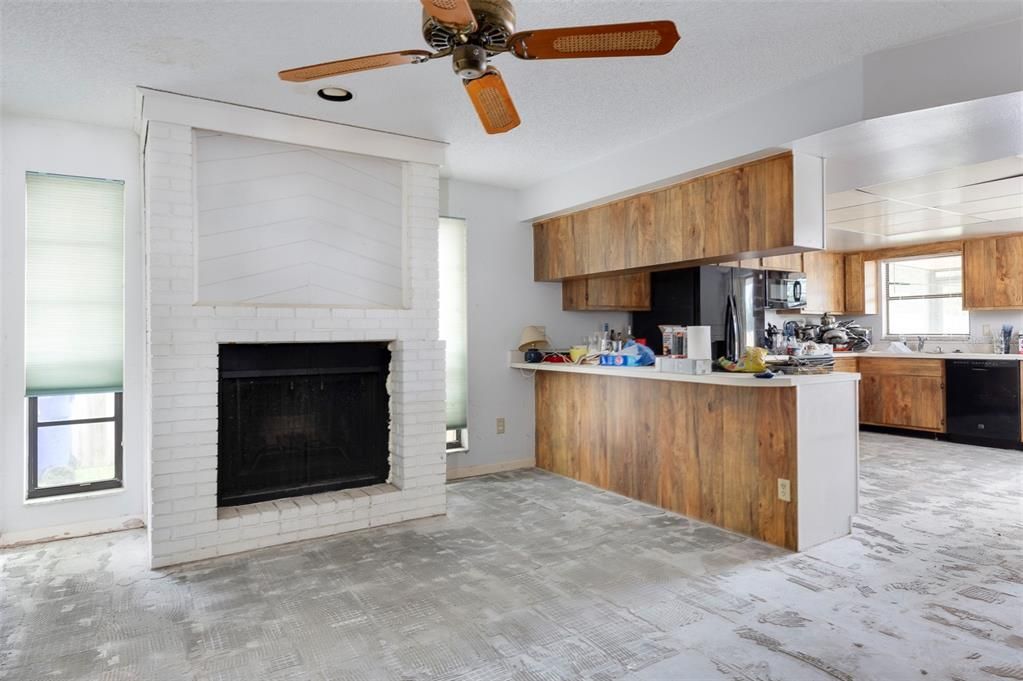 Под контрактом: $450,000 (3 спален, 2 ванн, 1760 Квадратных фут)