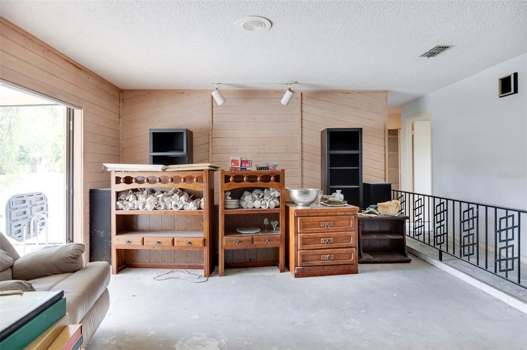 Под контрактом: $450,000 (3 спален, 2 ванн, 1760 Квадратных фут)