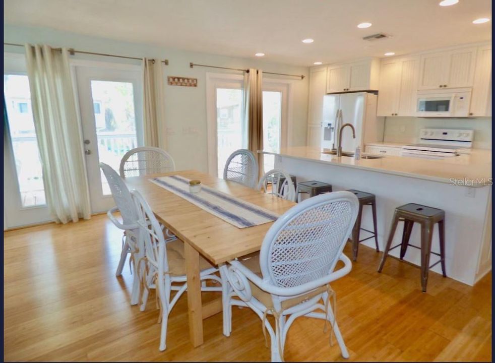 Active With Contract: $765,000 (3 beds, 1 baths, 957 Square Feet)