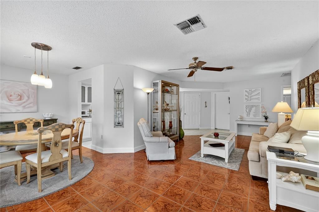 For Sale: $219,900 (2 beds, 2 baths, 1135 Square Feet)