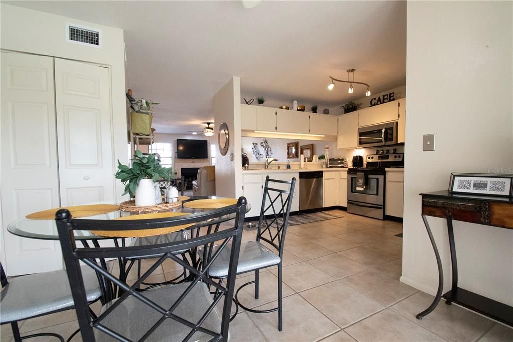 Active With Contract: $229,000 (2 beds, 2 baths, 1314 Square Feet)