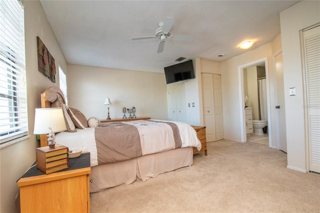 Active With Contract: $229,000 (2 beds, 2 baths, 1314 Square Feet)