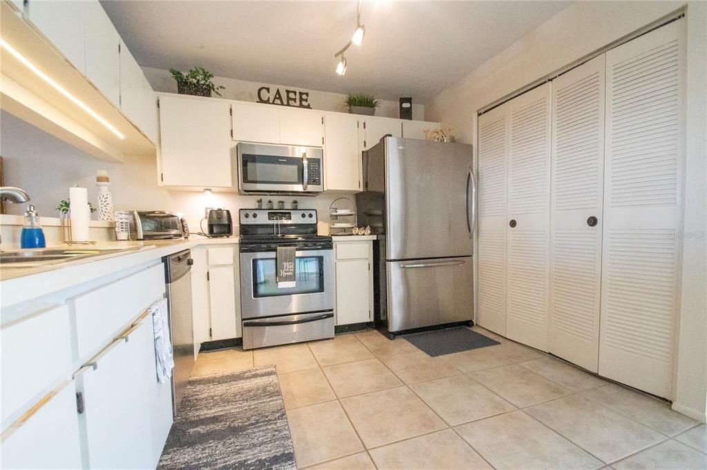 Active With Contract: $229,000 (2 beds, 2 baths, 1314 Square Feet)