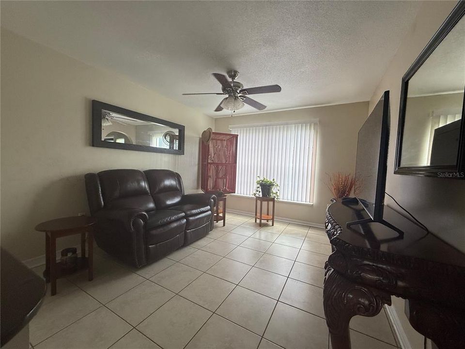 En Venta: $324,900 (4 camas, 3 baños, 2222 Pies cuadrados)