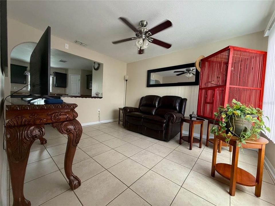 En Venta: $324,900 (4 camas, 3 baños, 2222 Pies cuadrados)