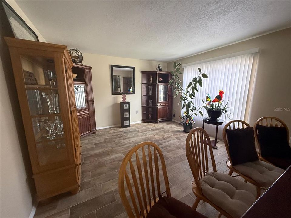 En Venta: $324,900 (4 camas, 3 baños, 2222 Pies cuadrados)