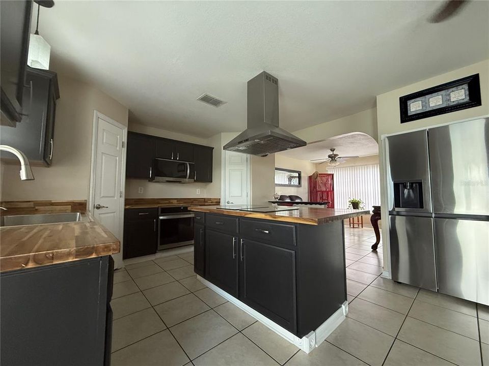 En Venta: $324,900 (4 camas, 3 baños, 2222 Pies cuadrados)