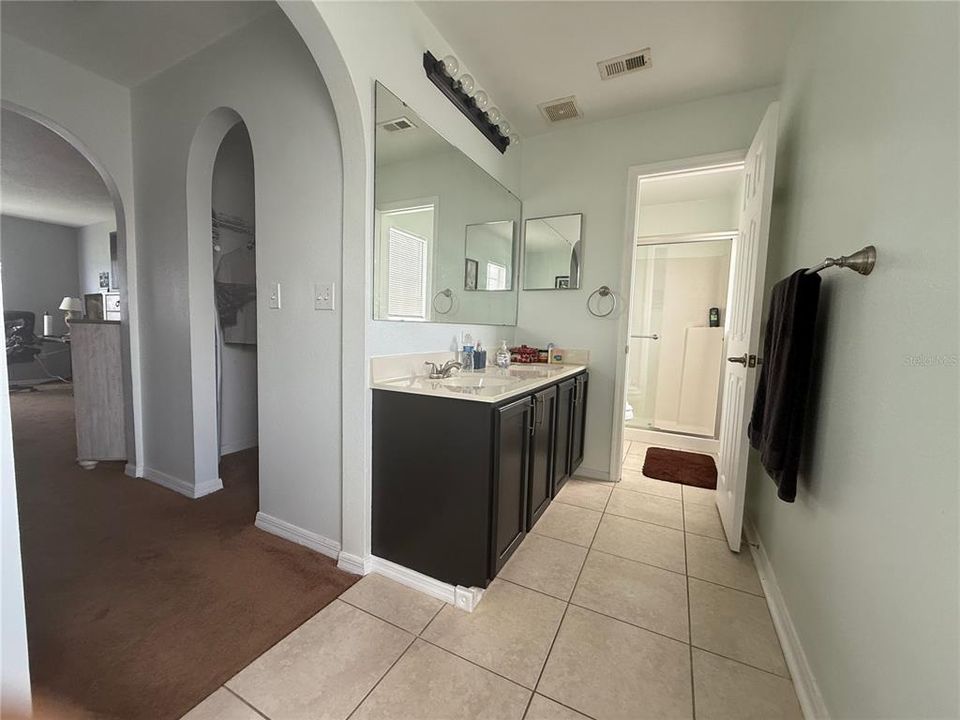 En Venta: $324,900 (4 camas, 3 baños, 2222 Pies cuadrados)