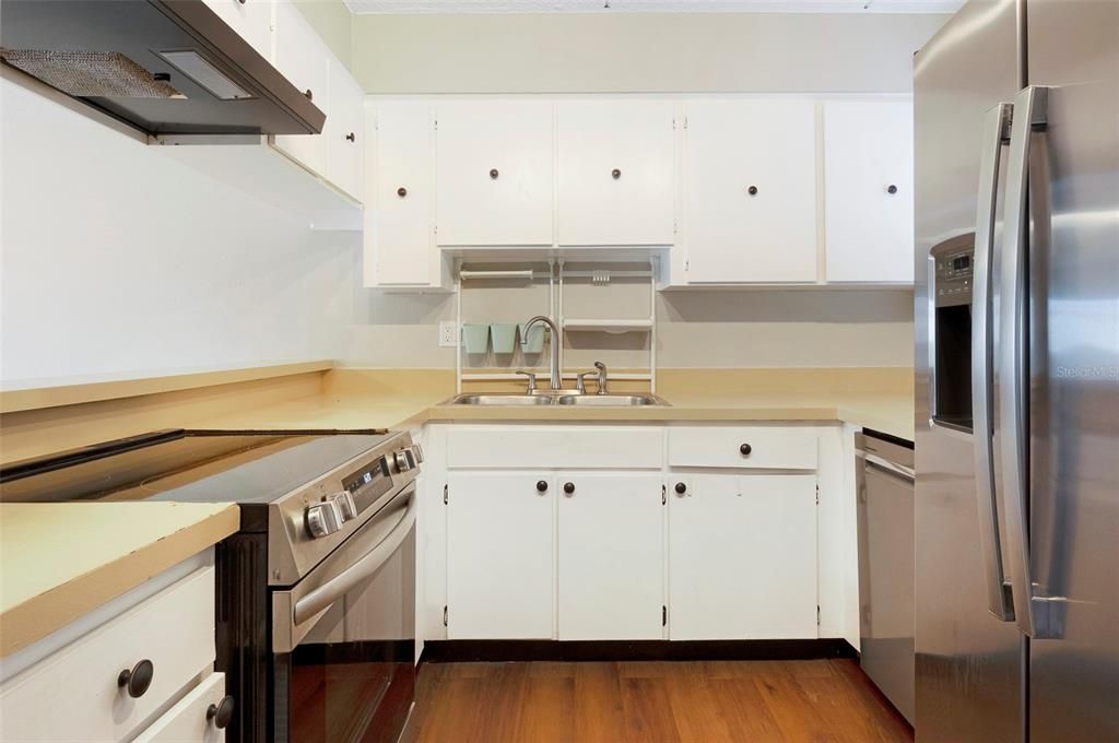 Active With Contract: $1,450 (2 beds, 1 baths, 1015 Square Feet)