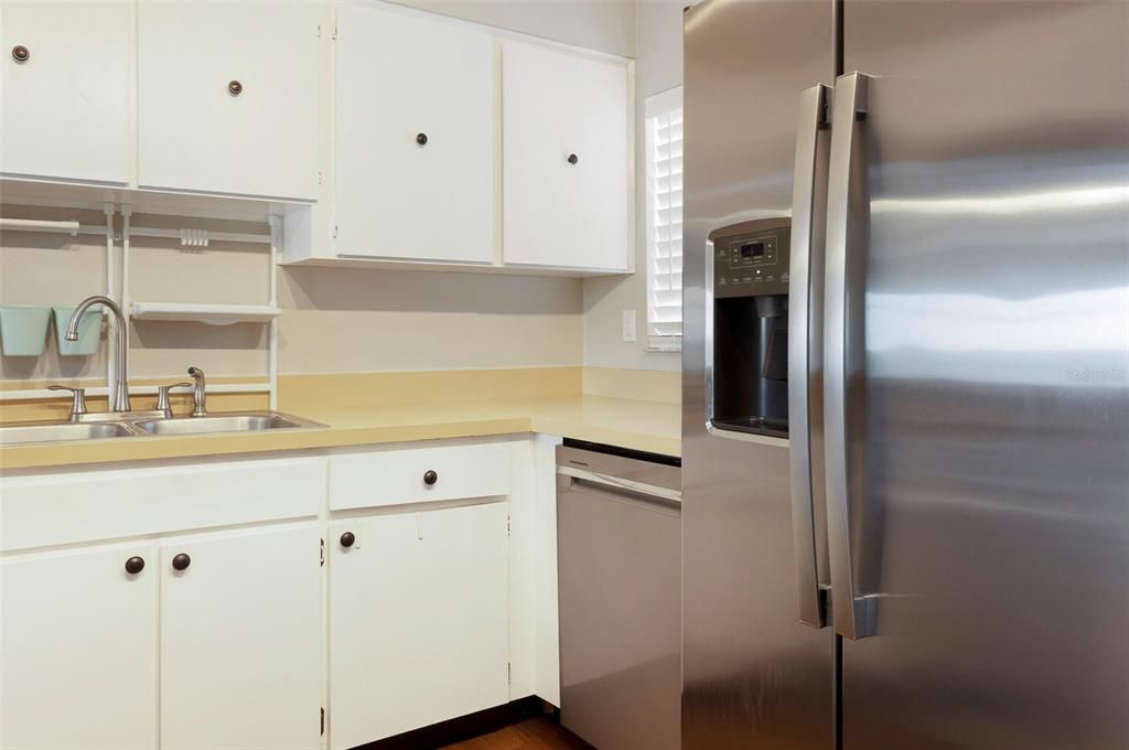 Active With Contract: $1,450 (2 beds, 1 baths, 1015 Square Feet)