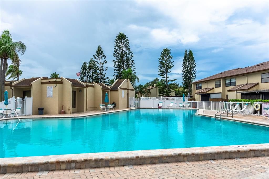 Active With Contract: $1,450 (2 beds, 1 baths, 1015 Square Feet)