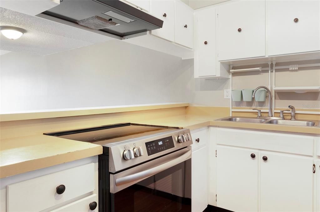 Active With Contract: $1,450 (2 beds, 1 baths, 1015 Square Feet)