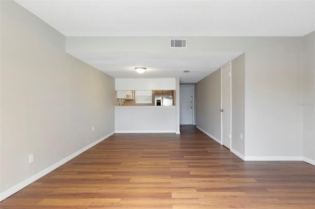 Active With Contract: $1,450 (2 beds, 1 baths, 1015 Square Feet)