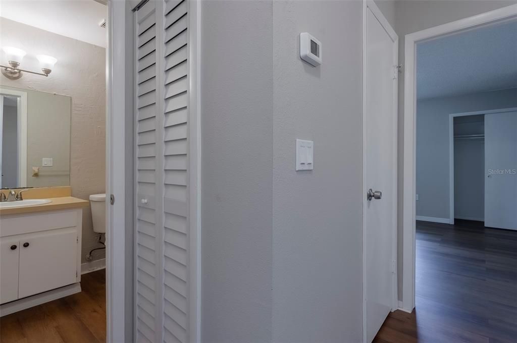 Active With Contract: $1,450 (2 beds, 1 baths, 1015 Square Feet)