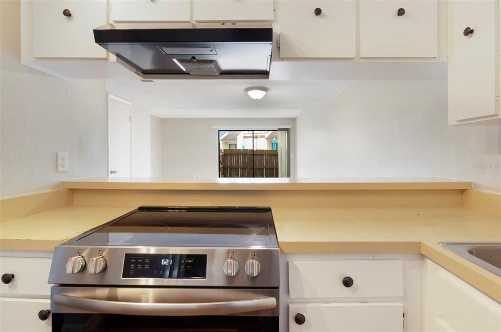 Active With Contract: $1,450 (2 beds, 1 baths, 1015 Square Feet)