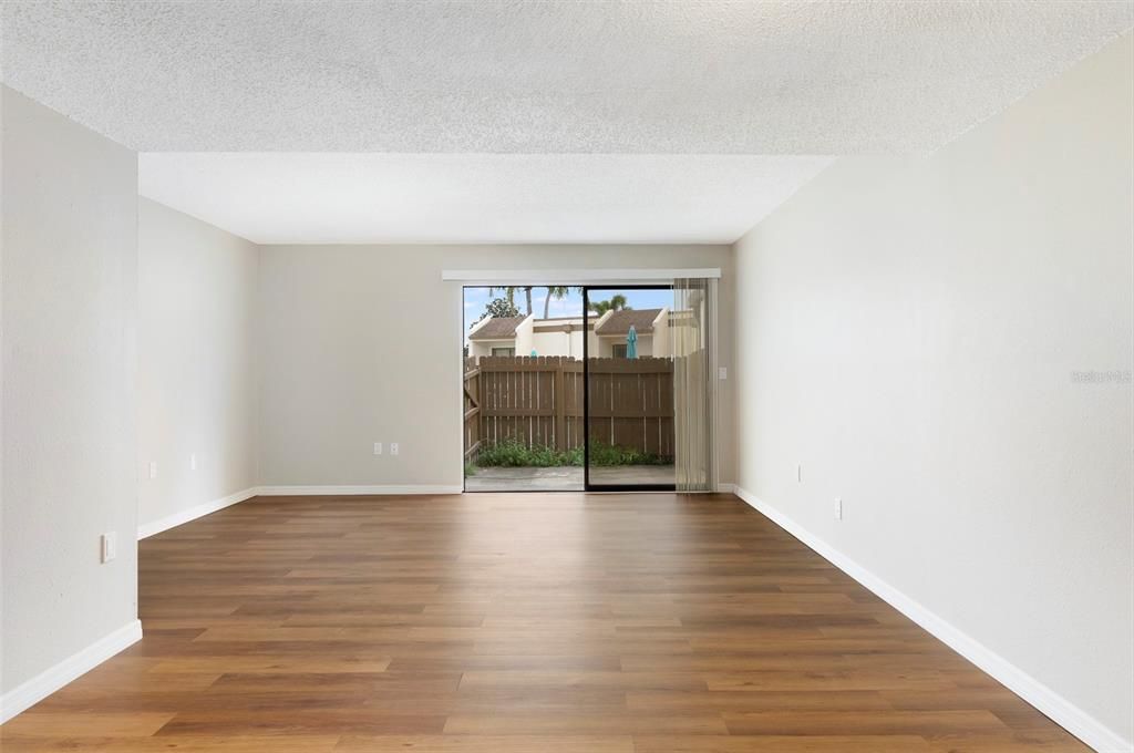 Active With Contract: $1,450 (2 beds, 1 baths, 1015 Square Feet)