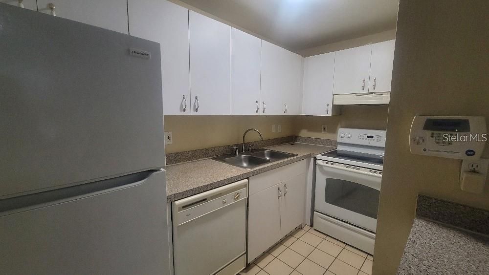 Active With Contract: $1,050 (1 beds, 1 baths, 499 Square Feet)