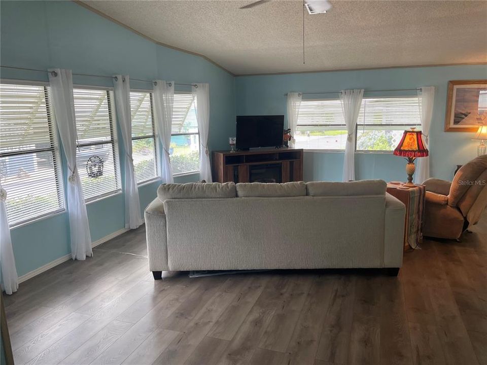 待售: $239,000 (2 贝兹, 2 浴室, 1532 平方英尺)