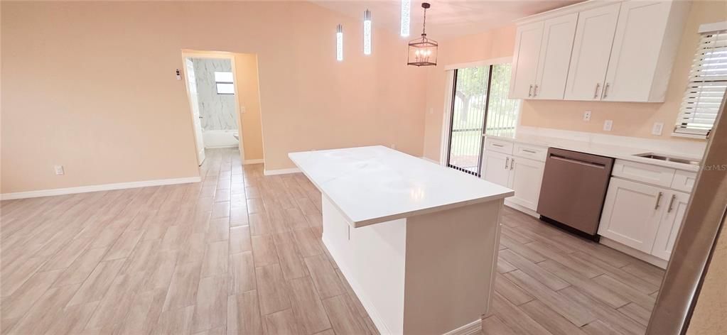 Active With Contract: $270,000 (3 beds, 2 baths, 1182 Square Feet)