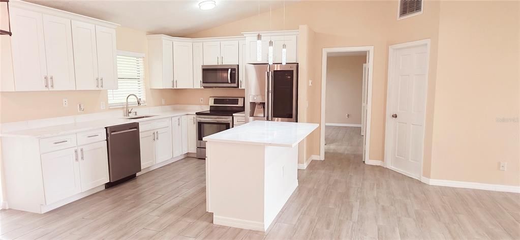 Active With Contract: $270,000 (3 beds, 2 baths, 1182 Square Feet)