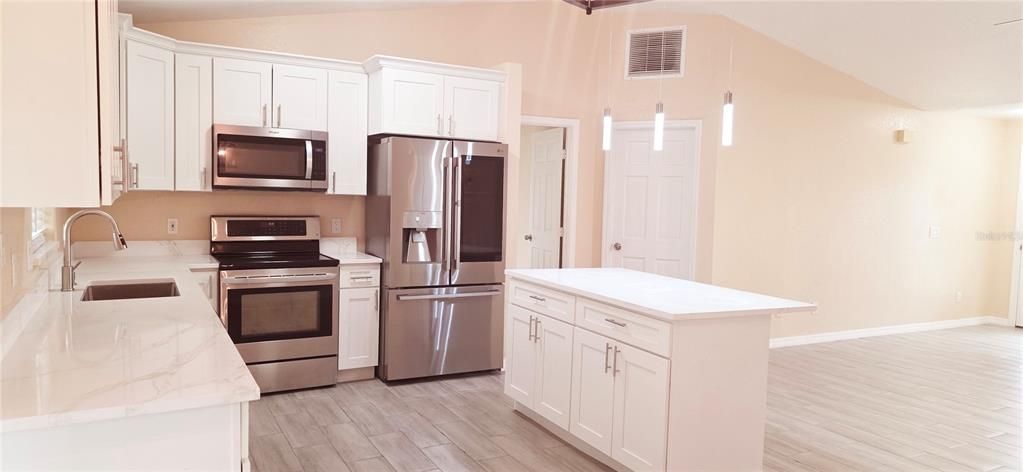 Active With Contract: $270,000 (3 beds, 2 baths, 1182 Square Feet)