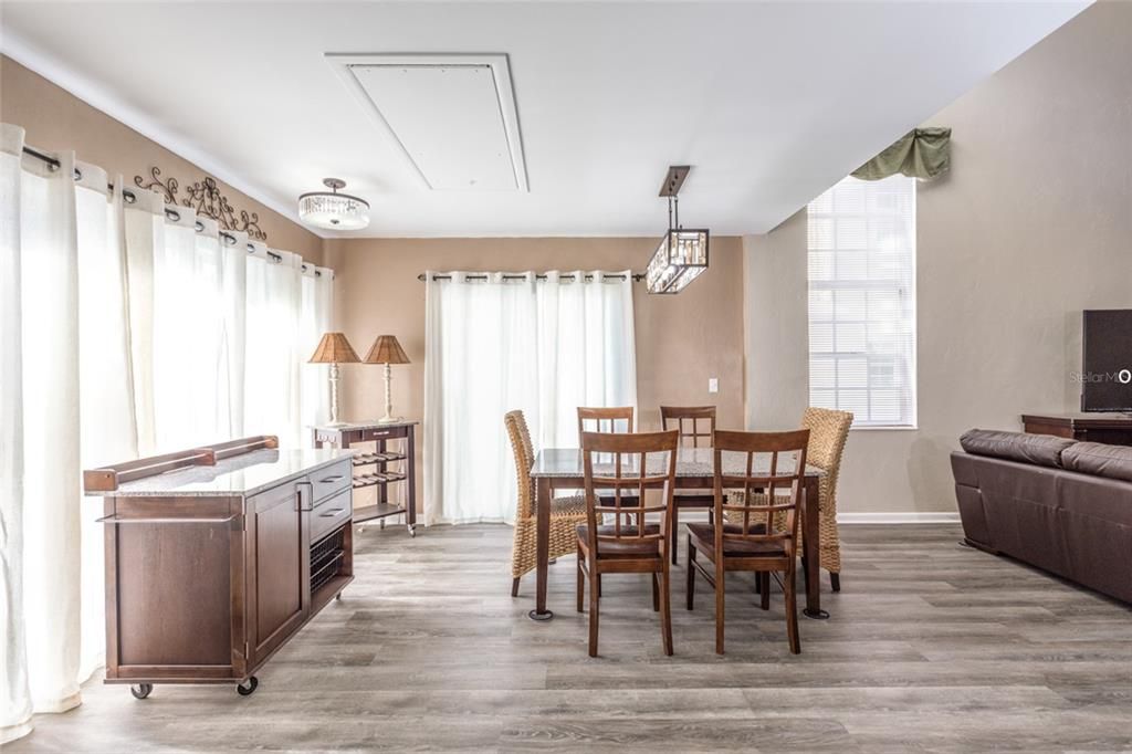 En Venta: $525,000 (4 camas, 2 baños, 1722 Pies cuadrados)