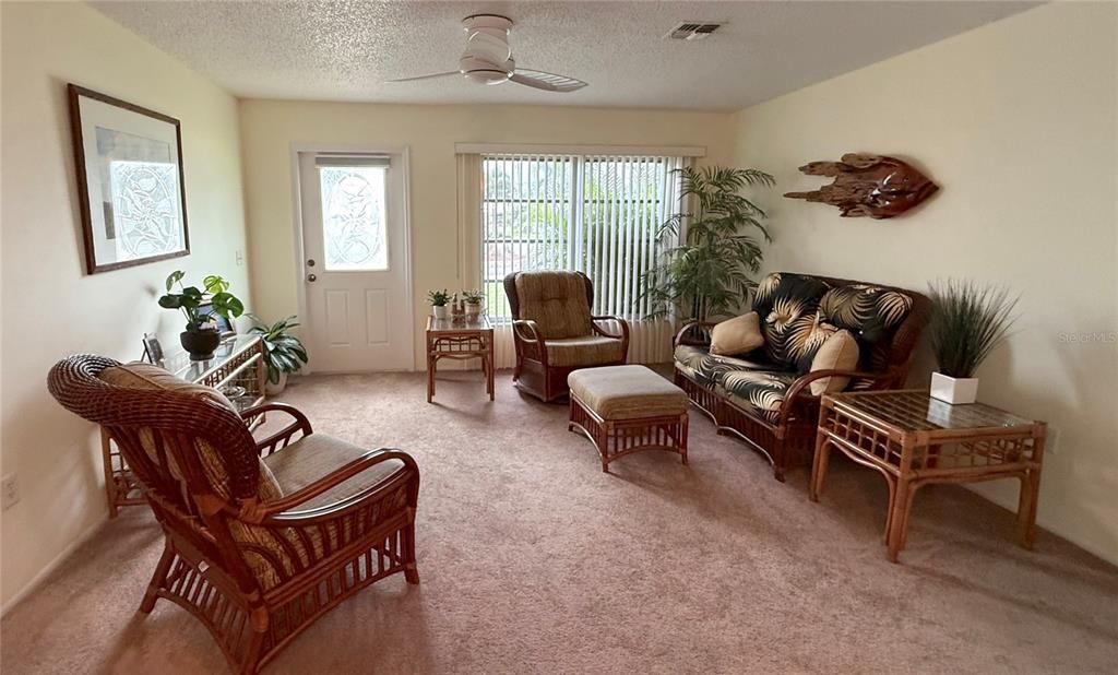 合同活跃: $195,000 (3 贝兹, 2 浴室, 1311 平方英尺)