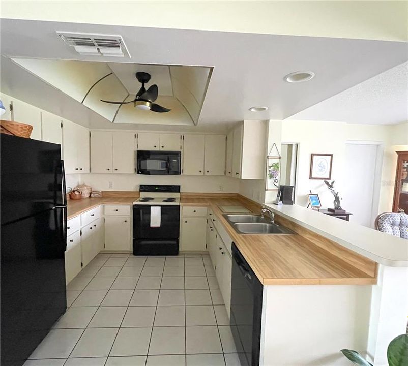 合同活跃: $195,000 (3 贝兹, 2 浴室, 1311 平方英尺)