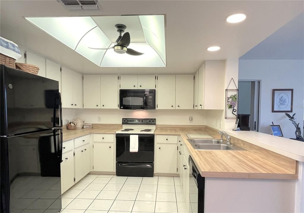 合同活跃: $195,000 (3 贝兹, 2 浴室, 1311 平方英尺)