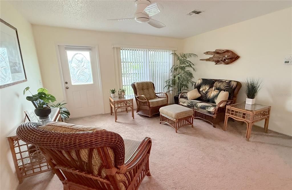 合同活跃: $195,000 (3 贝兹, 2 浴室, 1311 平方英尺)