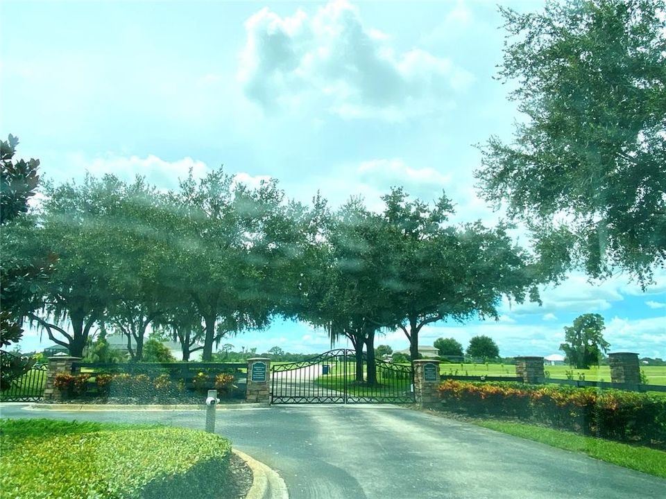 На продажу: $275,000 (1.56 acres)