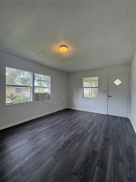 For Sale: $155,000 (2 beds, 1 baths, 816 Square Feet)